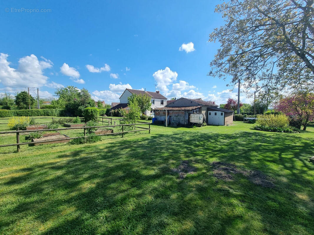 Maison à VICQ-EXEMPLET