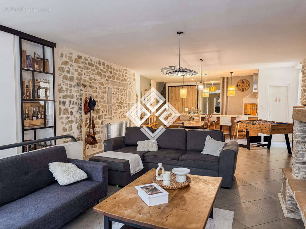 Laurette    Maison en pierre, terrasses et dépendance - photo 2