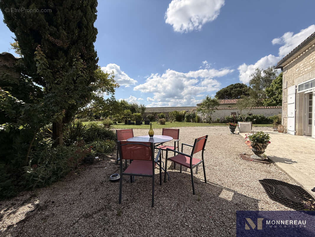 Maison en pierre avec jardin clos et dependances - photo 27