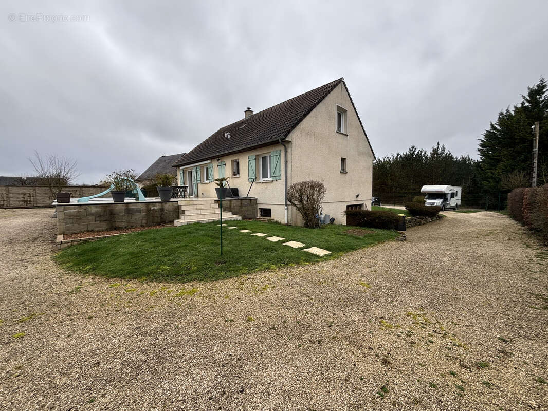 LAIGNES ( 21)  Pavillon contemporain de 1984 (130m2) avec sous-sol (100m2) sur 1700m2 de terrain avec piscine. - photo 3