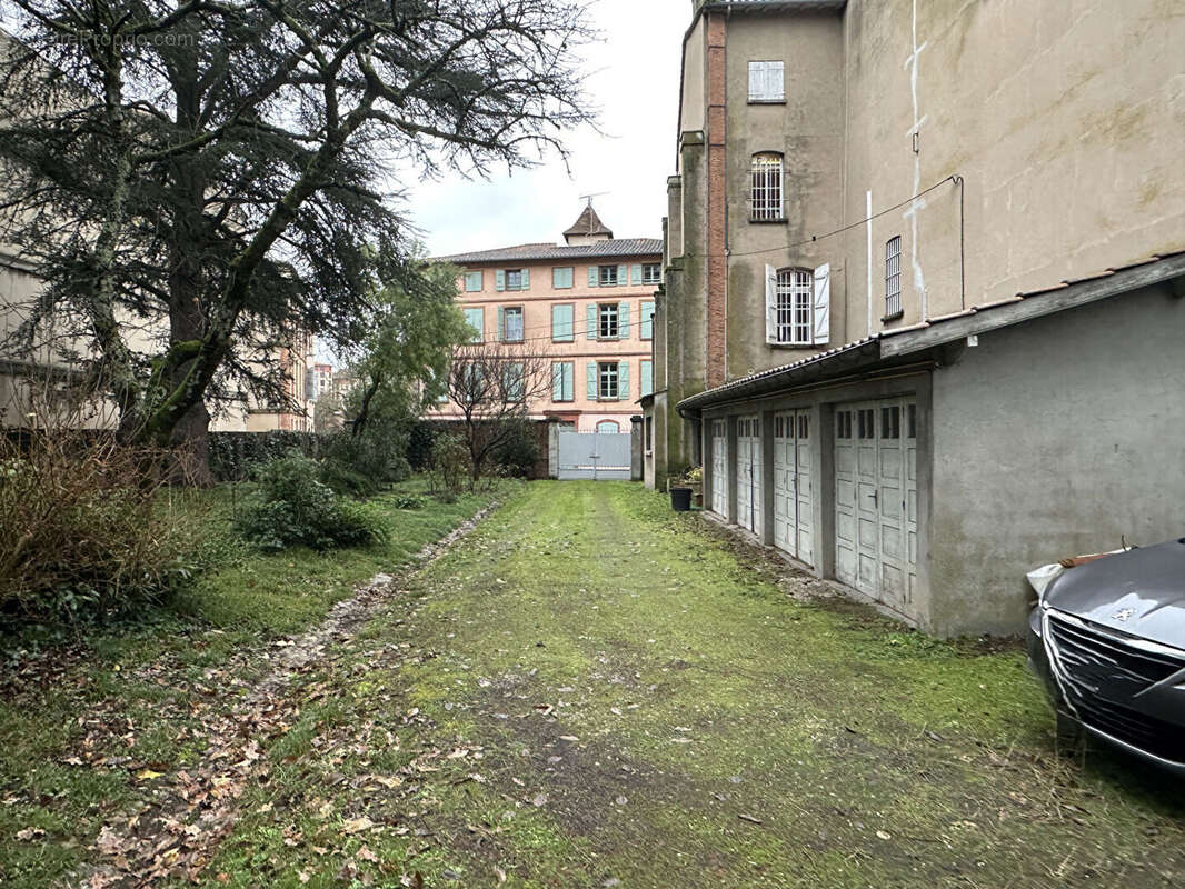 A vendre centre ville appartement de type 6 d'environ 190 m² avec cave, garage et jardin - photo 9