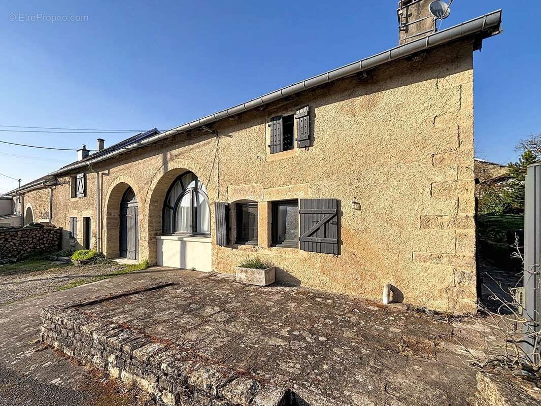 Maison à ADELANS-ET-LE-VAL-DE-BITHAINE