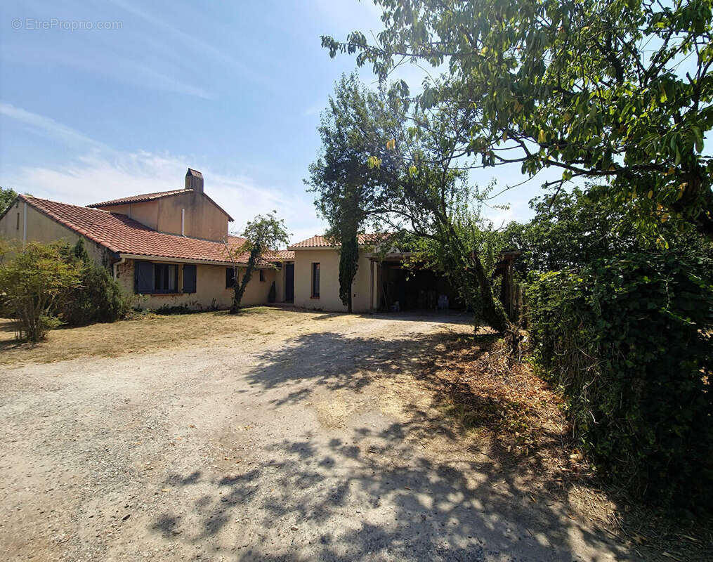 Maison familiale avec 3 chambres et jardin intimiste, proche commerces à Lavernose-Lacasse - photo 2