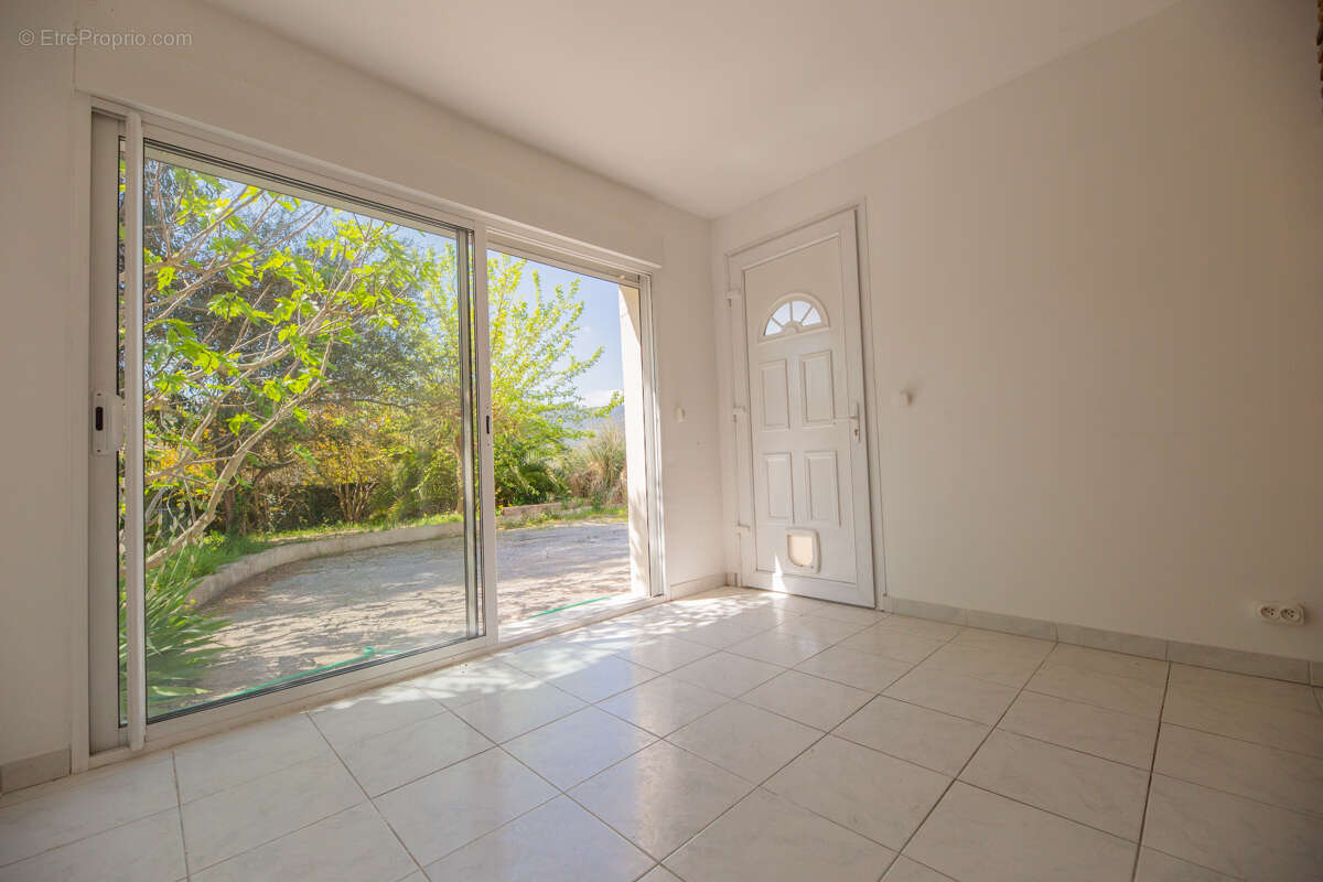 Maison à LA ROQUETTE-SUR-SIAGNE