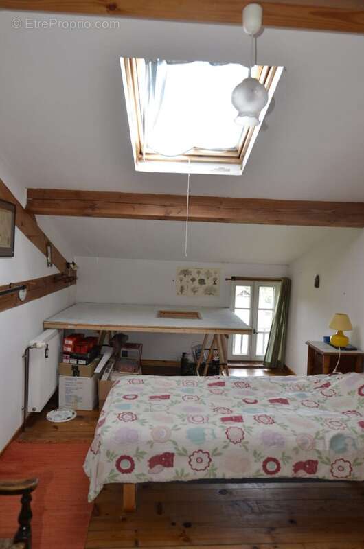 Second bedroom with rustic charm and useful mezzanine-style access in a character home. - Maison à BASSOUES