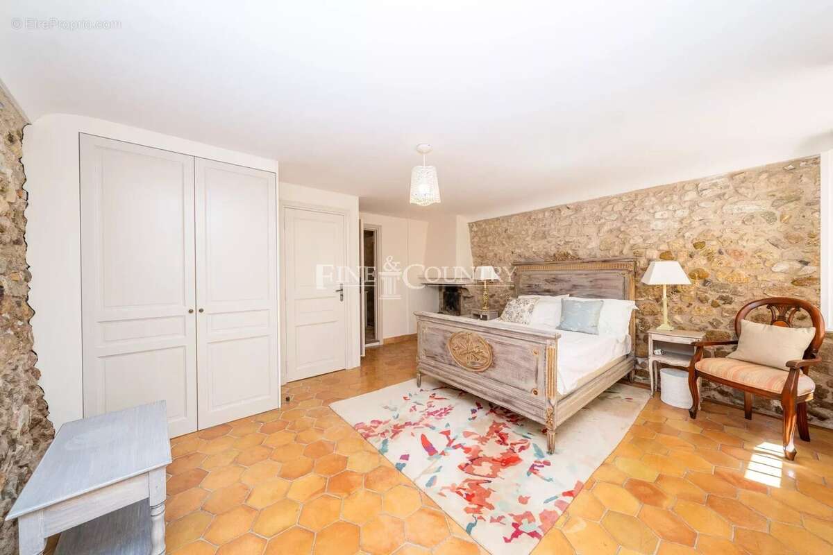 À vendre – Coeur de MOUGINS VILLAGE - Ensemble unique de deux maisons avec vue mer - photo 22