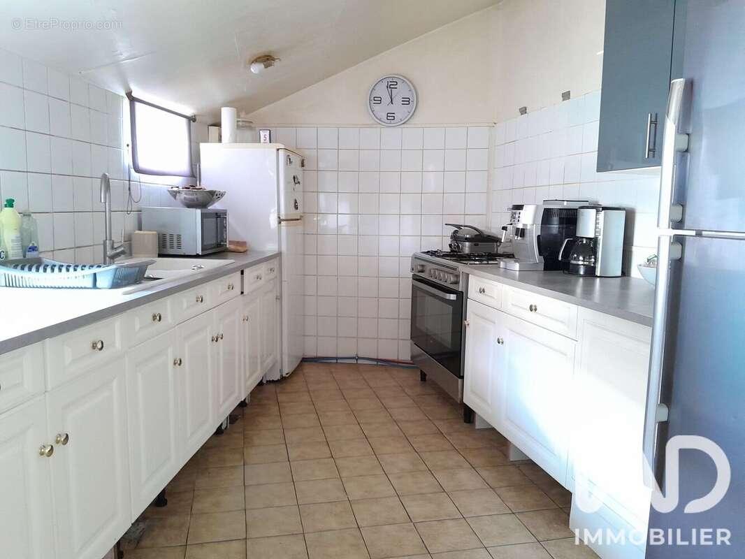 Maison 294 m² à Les Eglisottes-Et-Chalaures  - photo 6