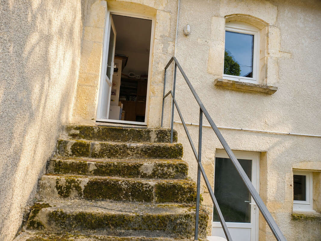 Maison de village à vendre à Champniers – Le charme d'un bien si - photo 15