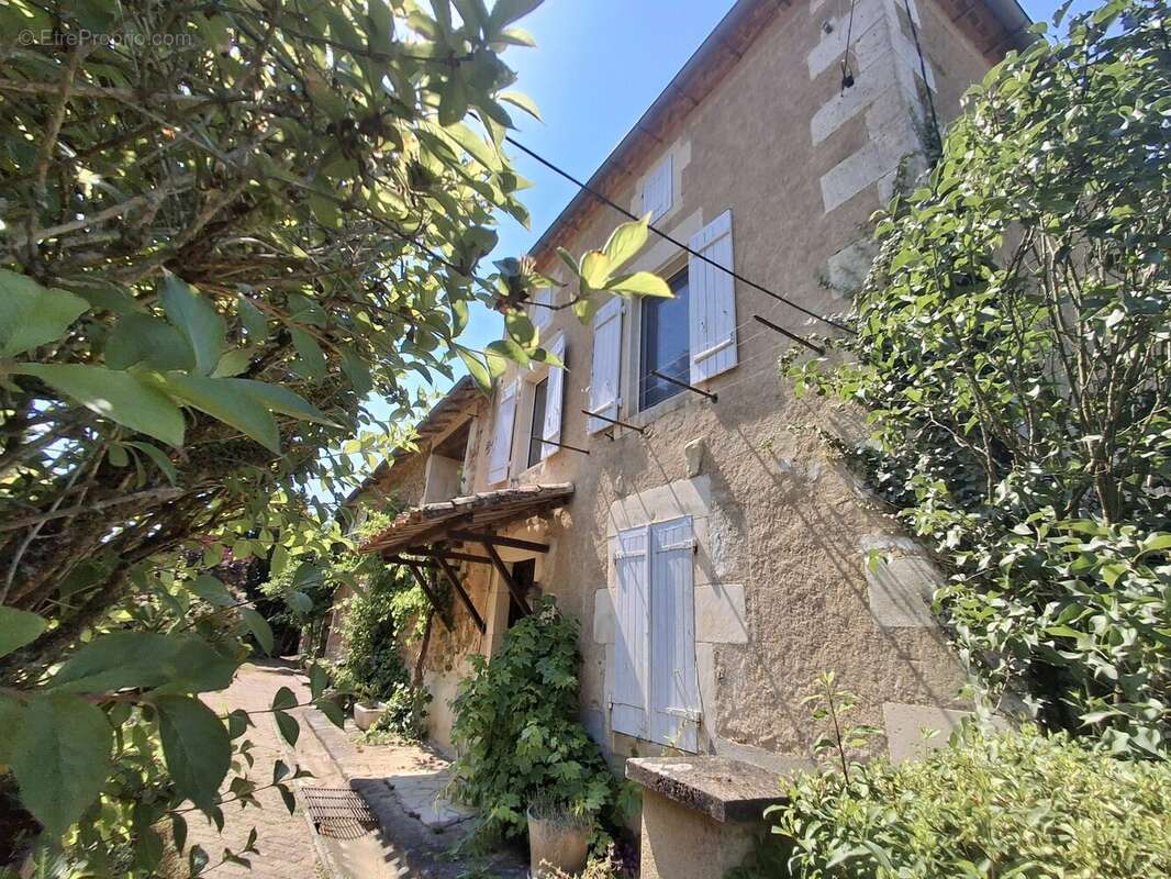 Maison 275 m² à Chasseneuil-Sur-Bonnieure  - photo 2