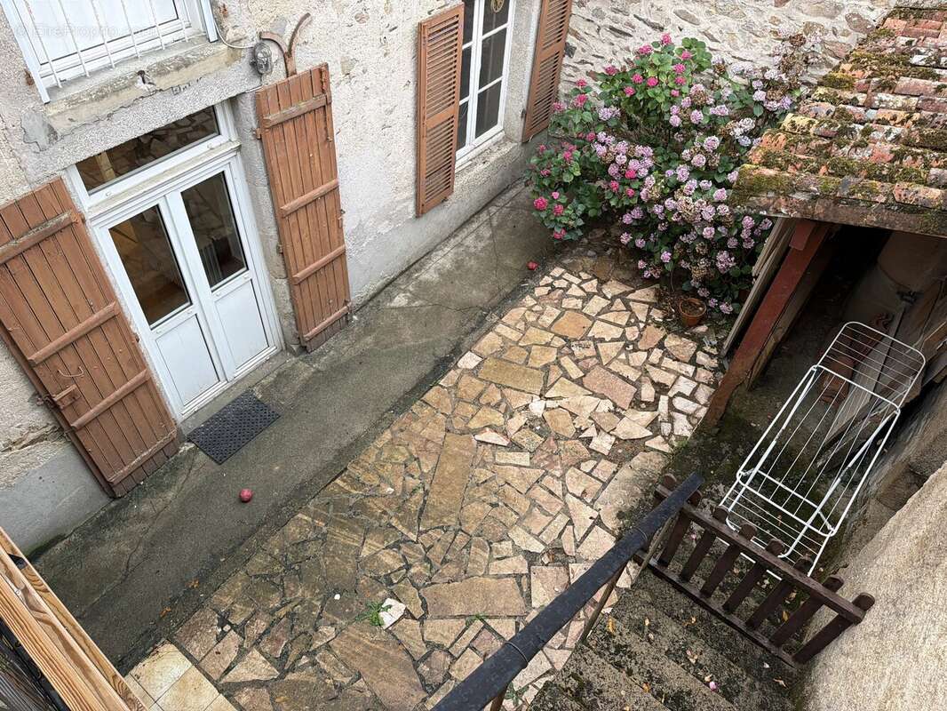 Grande maison de ville spacieuse et modulable, située au cœur de cette ville animée - photo 16