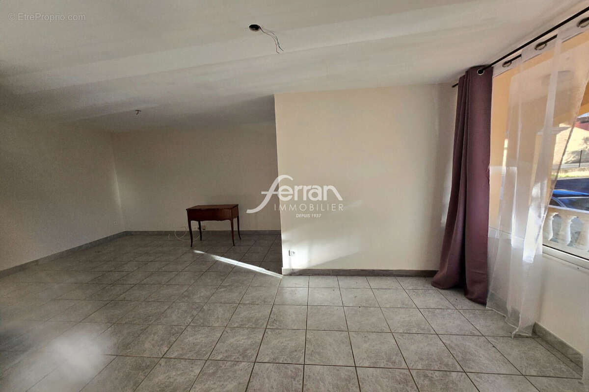 Appartement à SALERNES