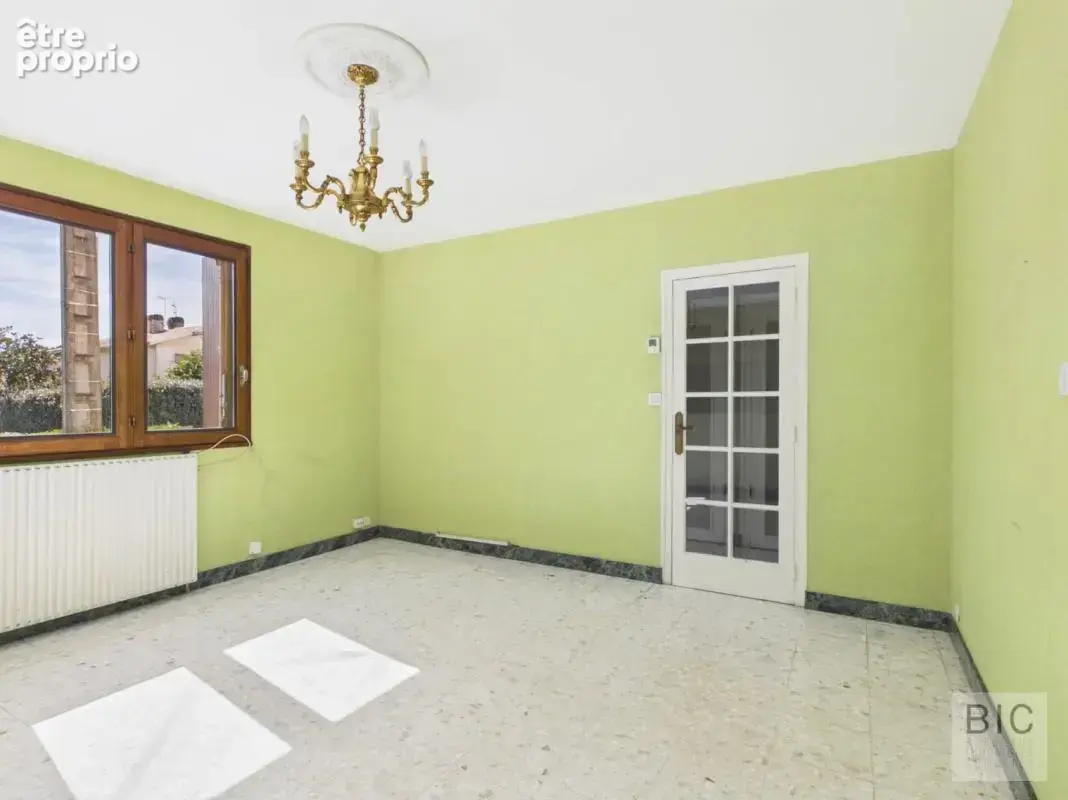 A vendre maison à rafraîchir avec garage, véranda et jardin - photo 3