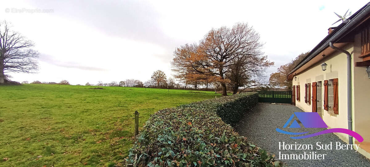 jardin devant - Maison à NOUZERINES