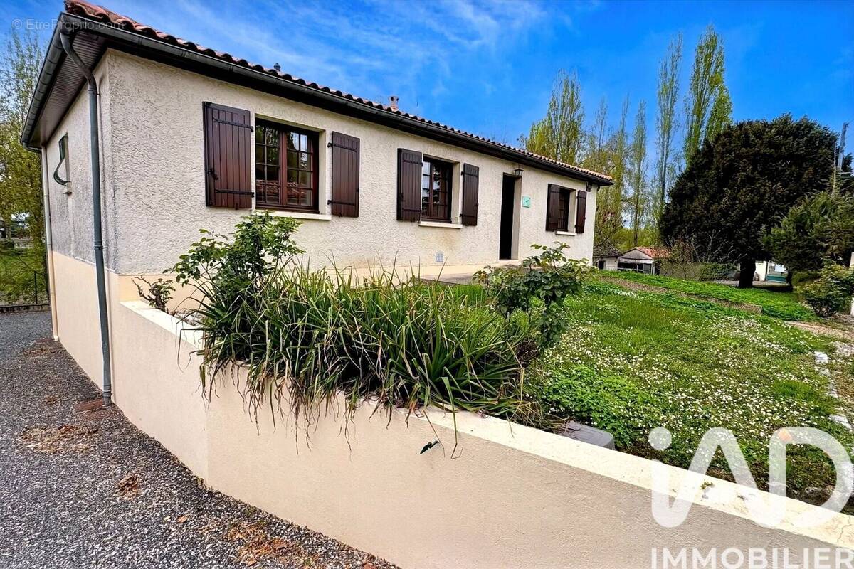 Photo 1 - Maison à ROULLET-SAINT-ESTEPHE