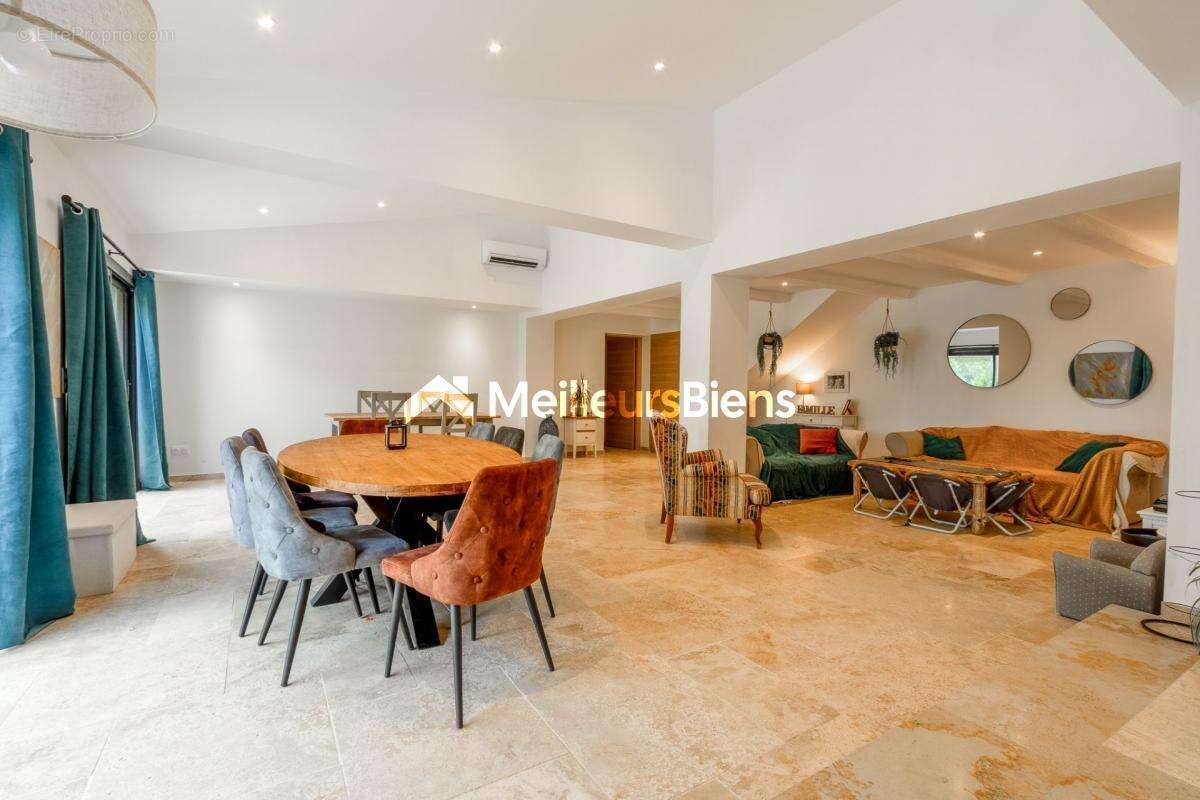 Maison à ROQUEBRUNE-SUR-ARGENS