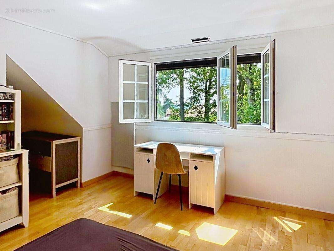 Maison  familiale de  5 chambres, beaux espaces de  réception sur jardin paysagé - photo 12
