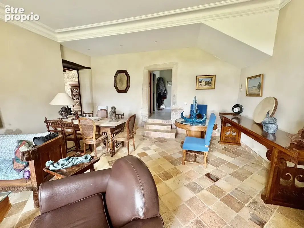 Superbe bâtisse du 17e sur 5,6 hect, piscine, dépendances, parc, bois et terres - photo 9