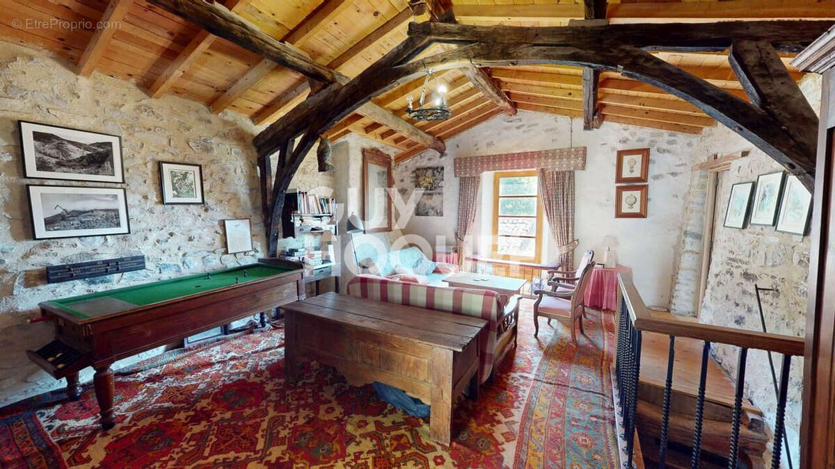 Maison à EYGLUY-ESCOULIN