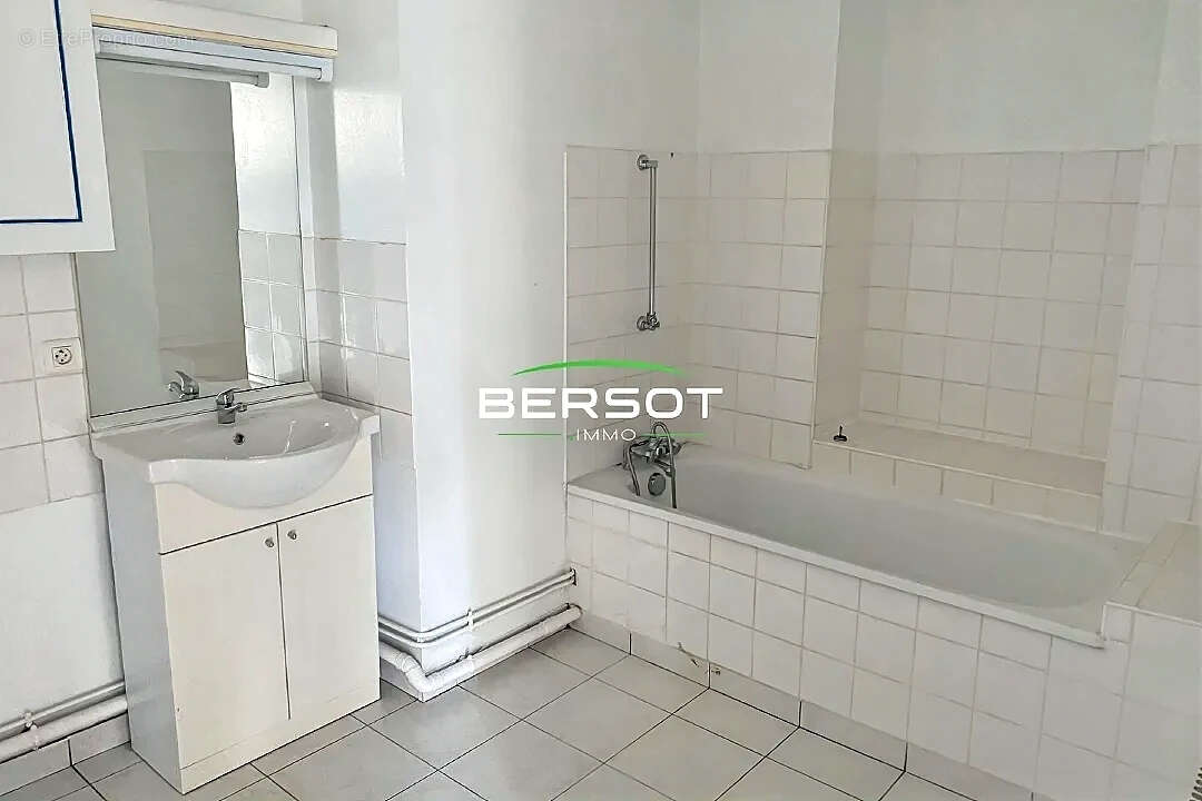 Maison à COMBEAUFONTAINE