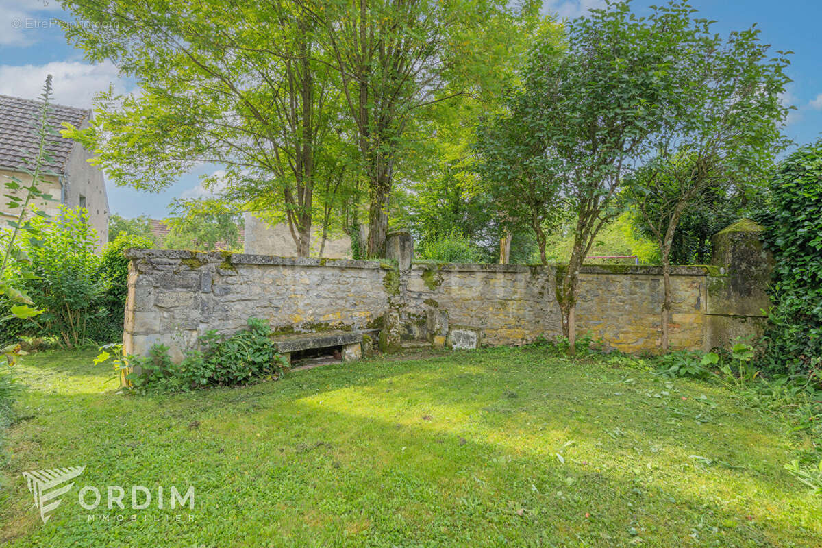 Maison au calme avec terrain agréable, en excellent état - photo 17