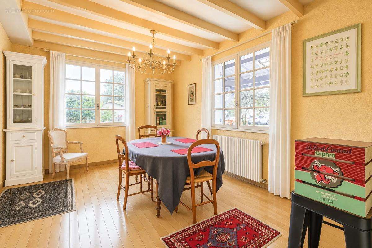 Maison à COUTRAS
