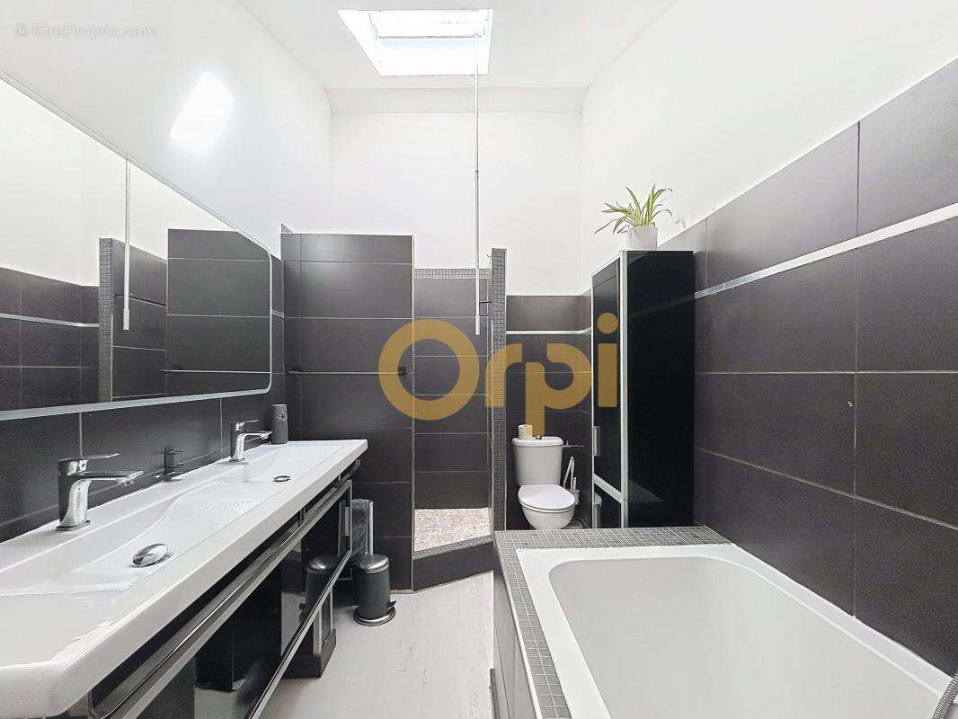 Appartement à ROQUEBRUNE-SUR-ARGENS