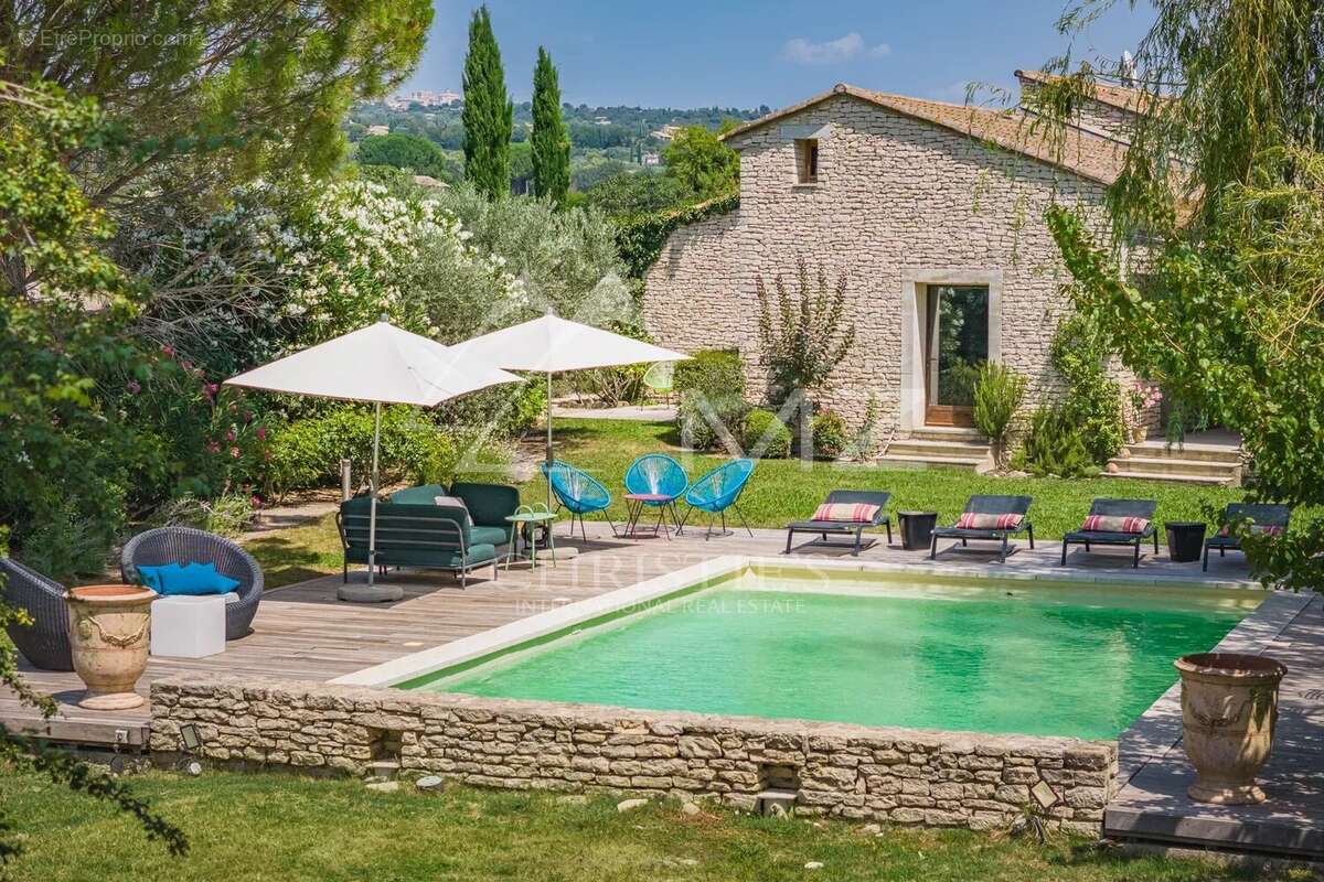 Gordes  - Belle maison en pierre sur un terrain constructible avec piscine - photo 3