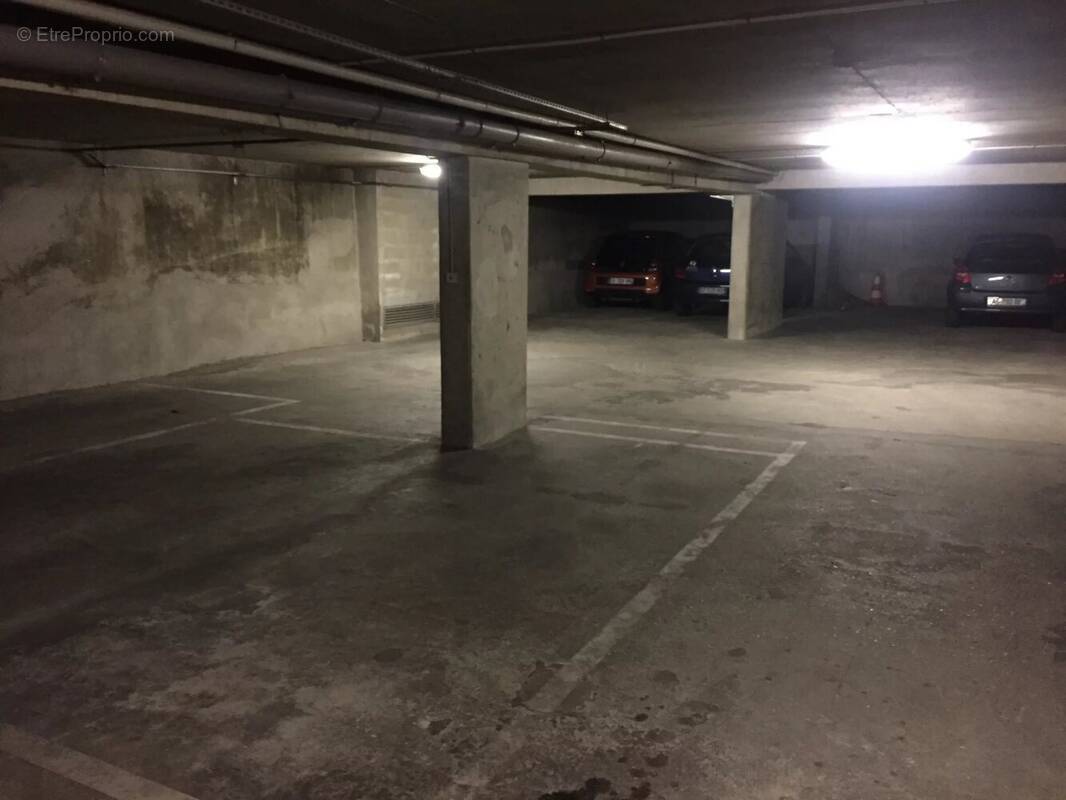 Parking à PARIS-17E