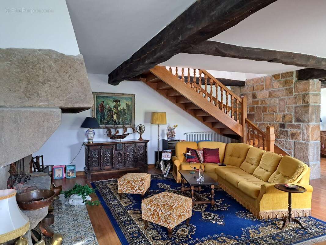 Maison à LA ROCHE-DERRIEN