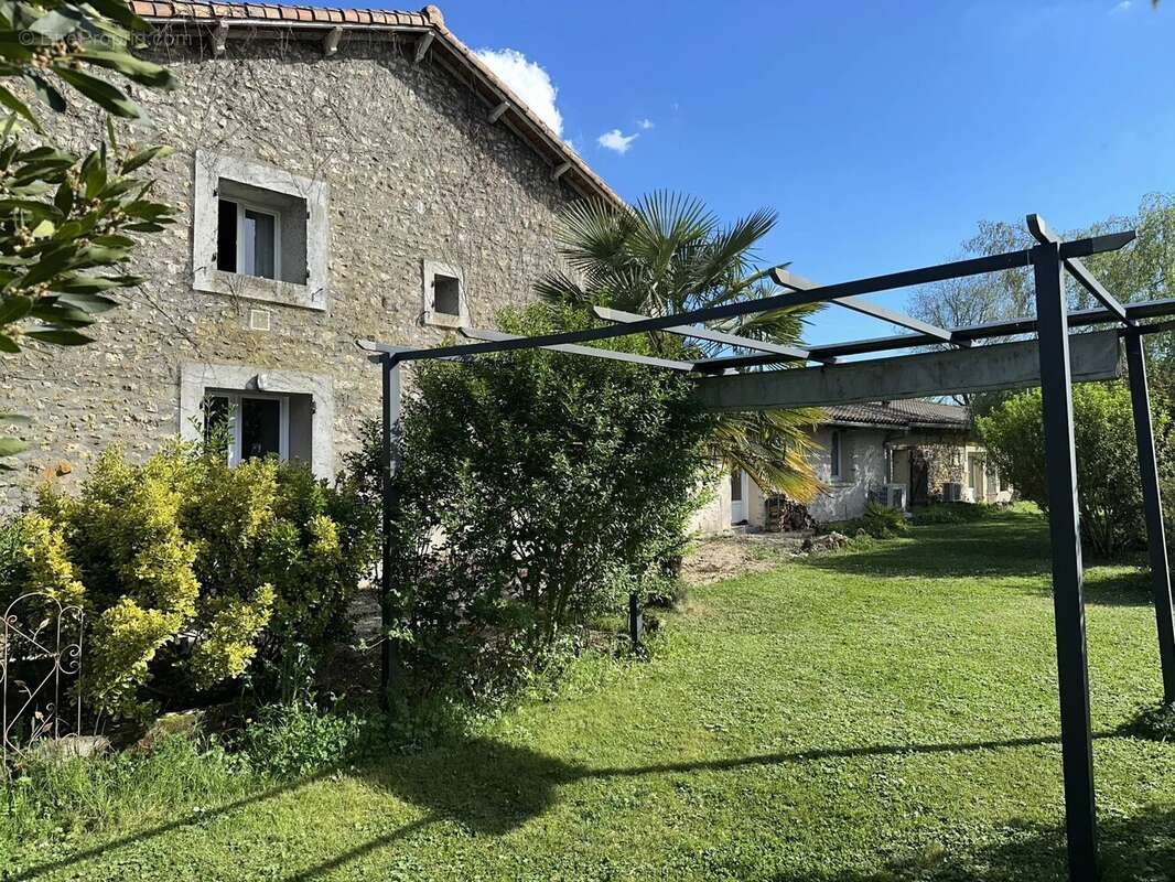 Maison à SAINT-MAURICE-LA-CLOUERE