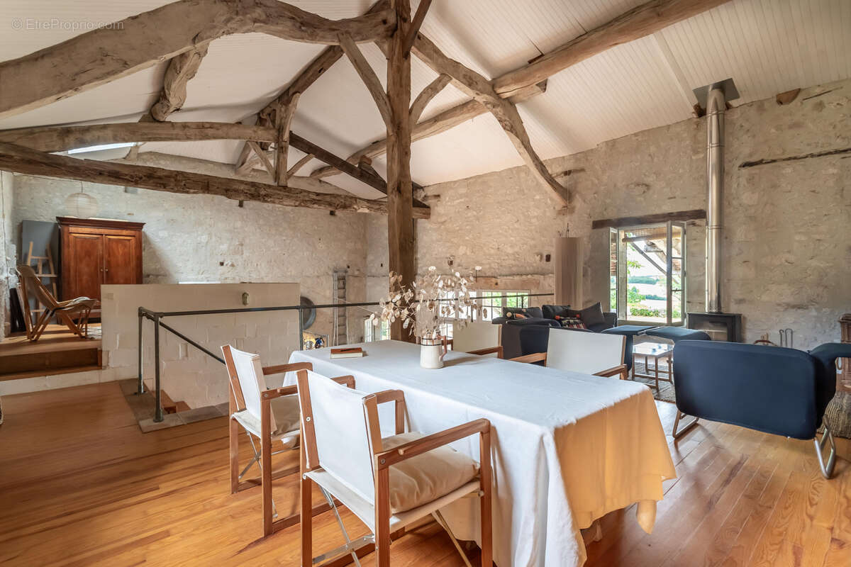 Maison à MONTJOI