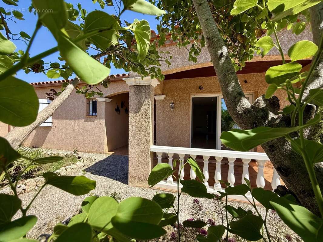 Maison à CAVES