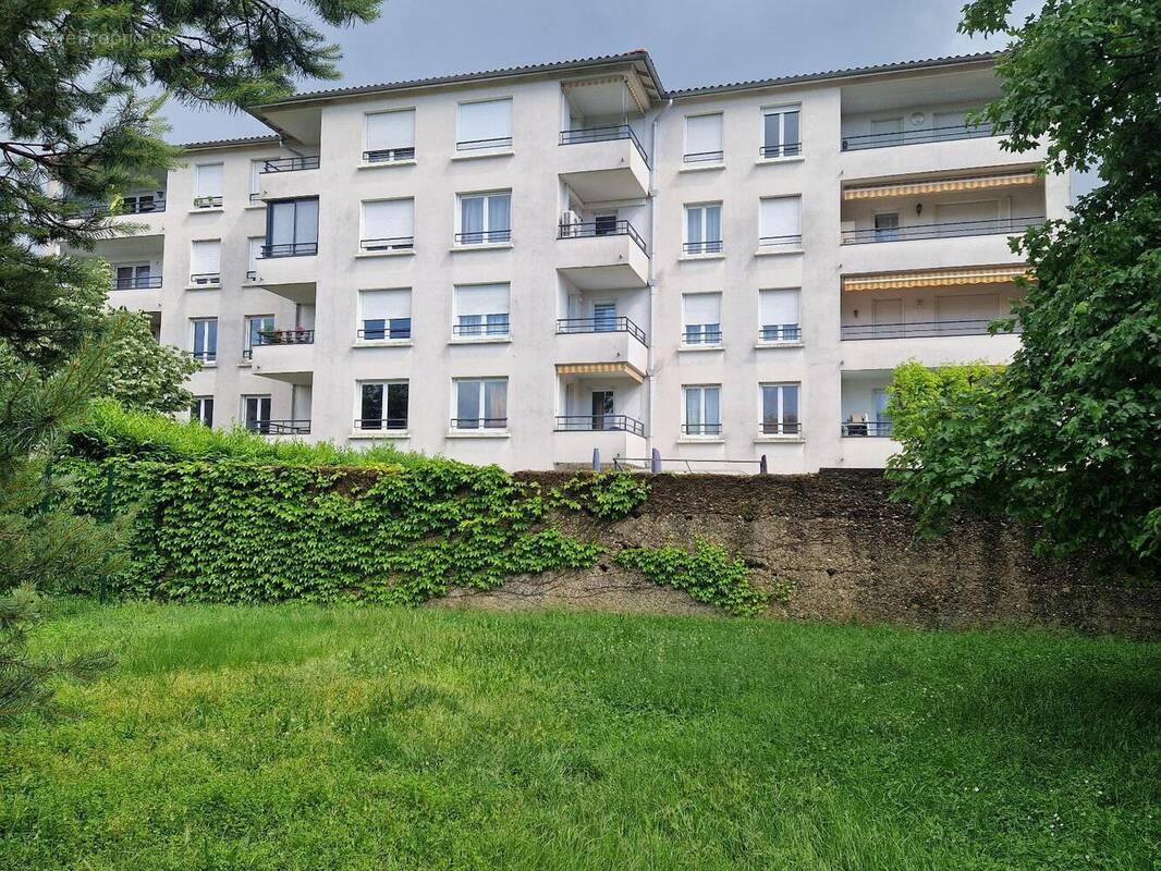   - Appartement à SAINT-PRIEST