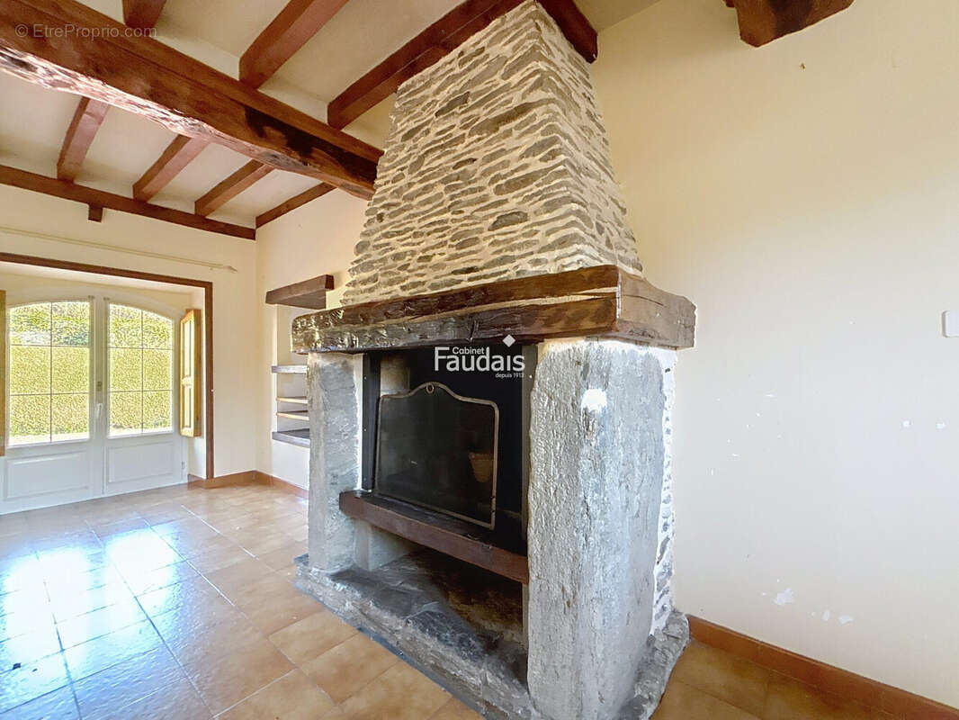Maison 127 m² à Saint-Georges-Montcocq  - photo 6
