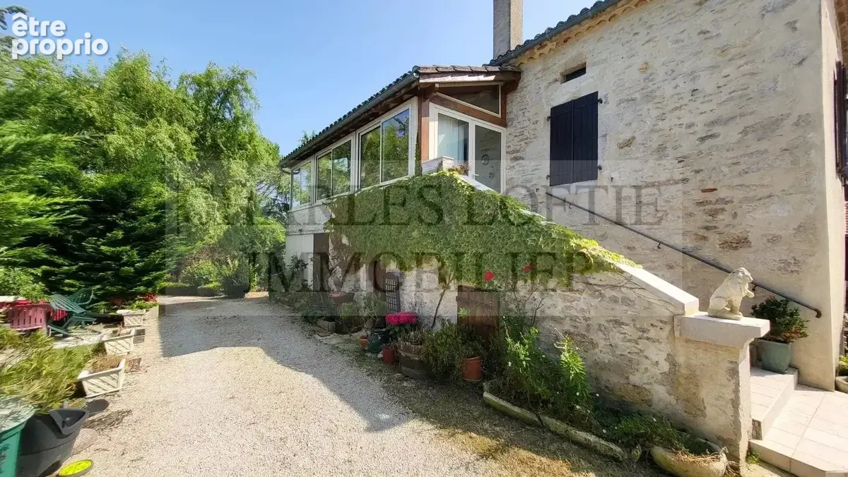 Ancien corps de ferme sur un terrain de plus de 3000 m² - photo 2