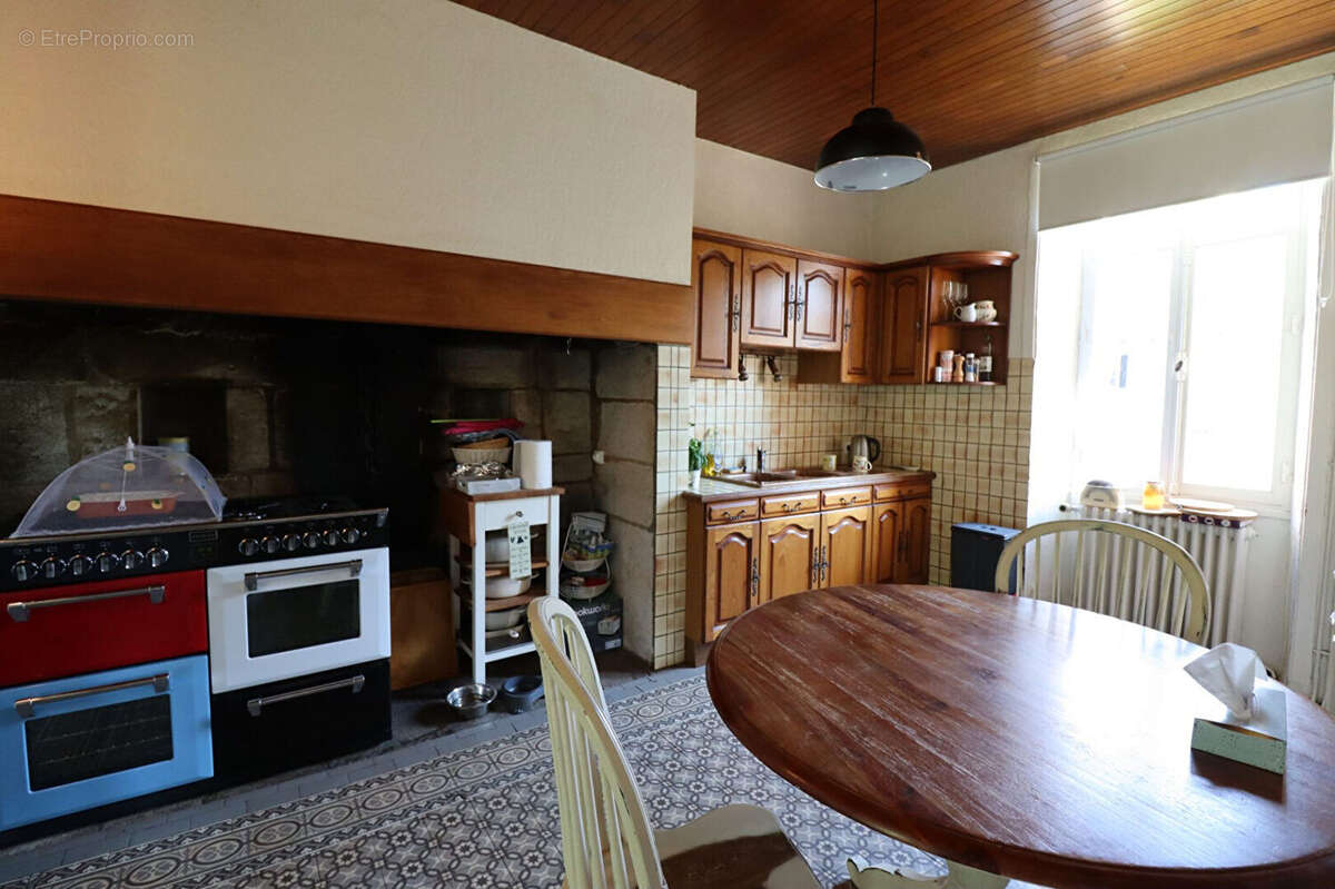 CORREZE. ST CHAMANT. Magnifique grande maison en pierre avec 5 chambres, dépendance et jardin de 3112m2. - photo 9