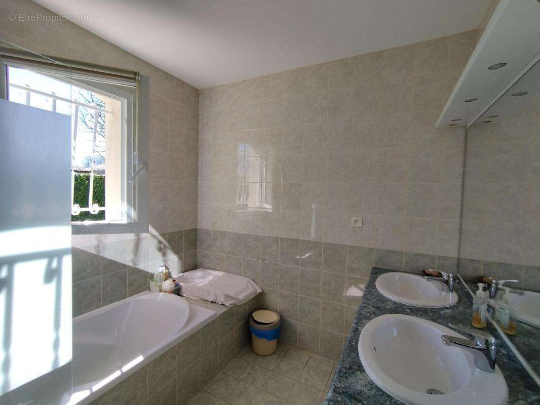 Charente, à Vars, maison de plain pied de 137 m², 4 chambres, véranda, piscine, garage et terrain clos 1002 m² - photo 14