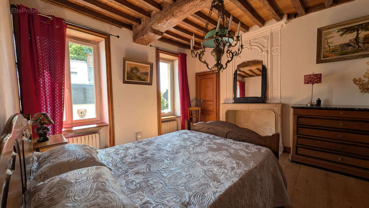 Maison de caractère du XVIIIème siècle avec jardin et dépendances ! - photo 8