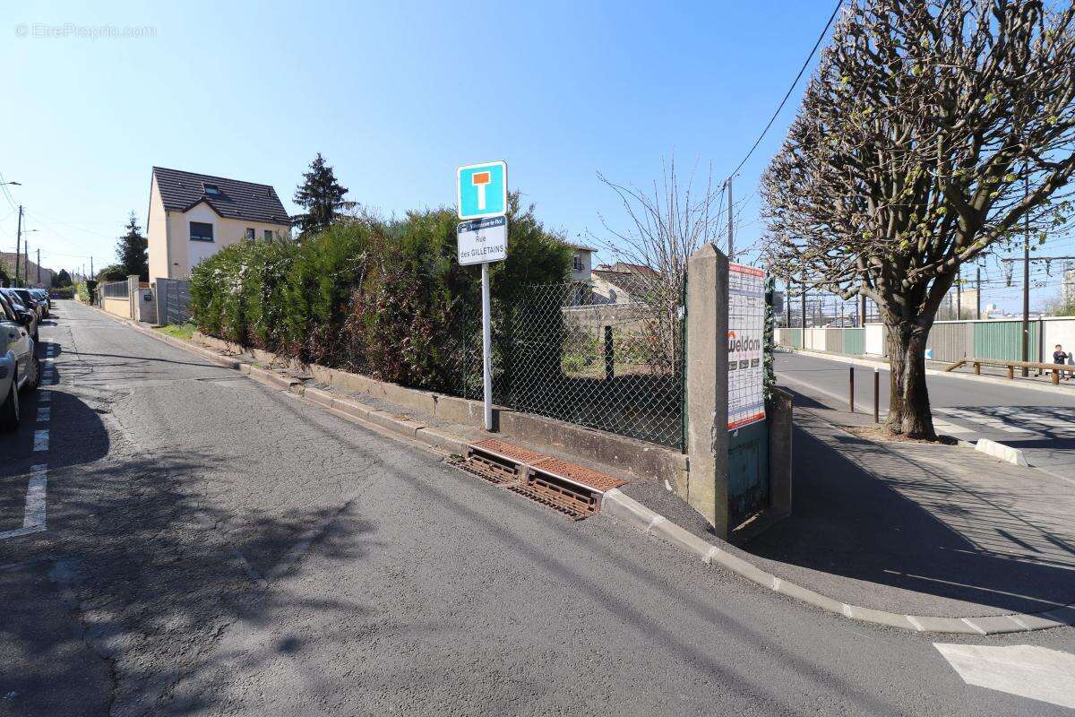 Terrain à VILLENEUVE-LE-ROI