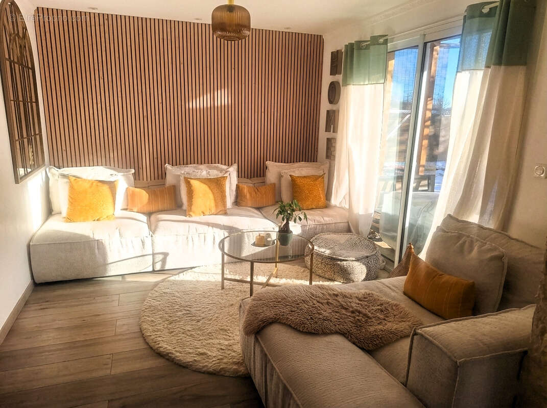 Appartement à PERON