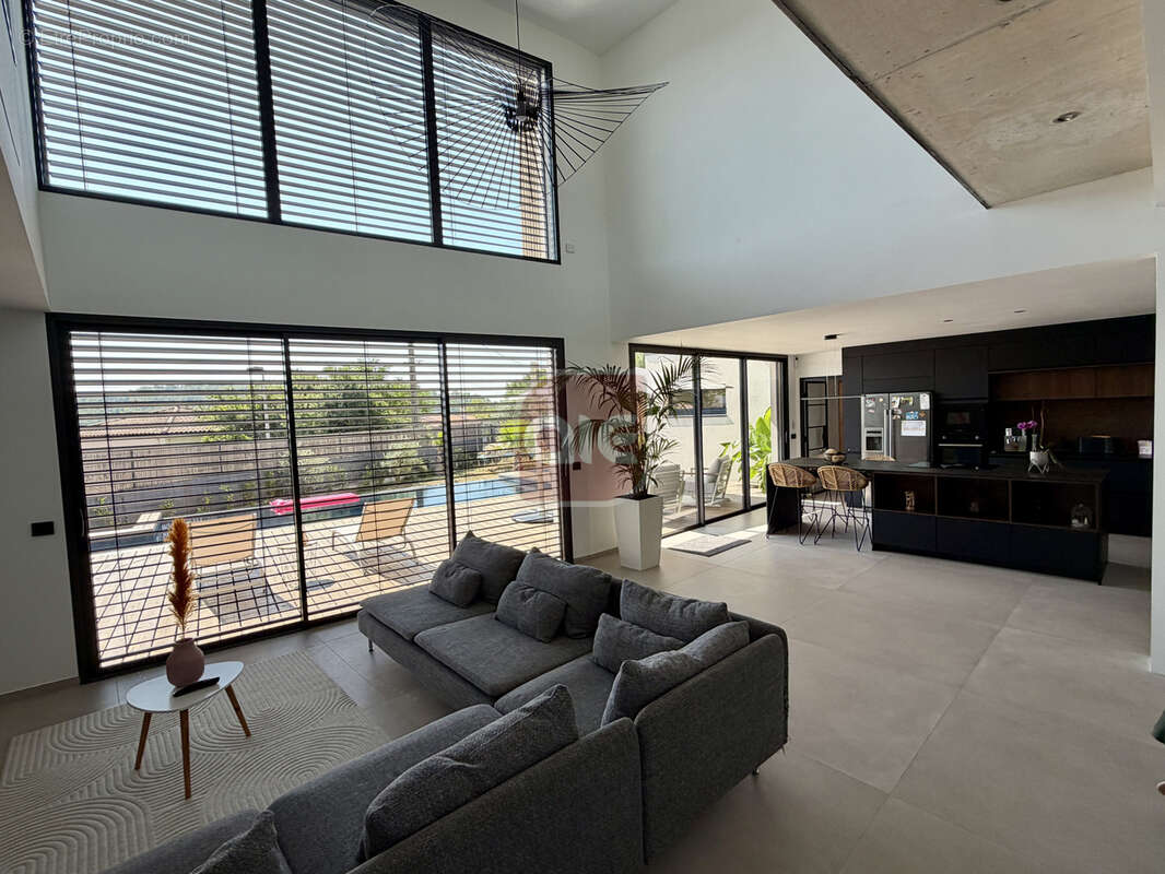 PRADES LE LEZ: Superbe contemporaine de près de 180 m2 sur une parcelle de 700 m2 avec piscine - photo 4