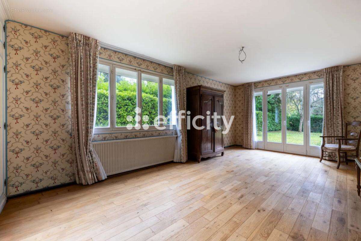 Maison à DAMPIERRE-EN-YVELINES