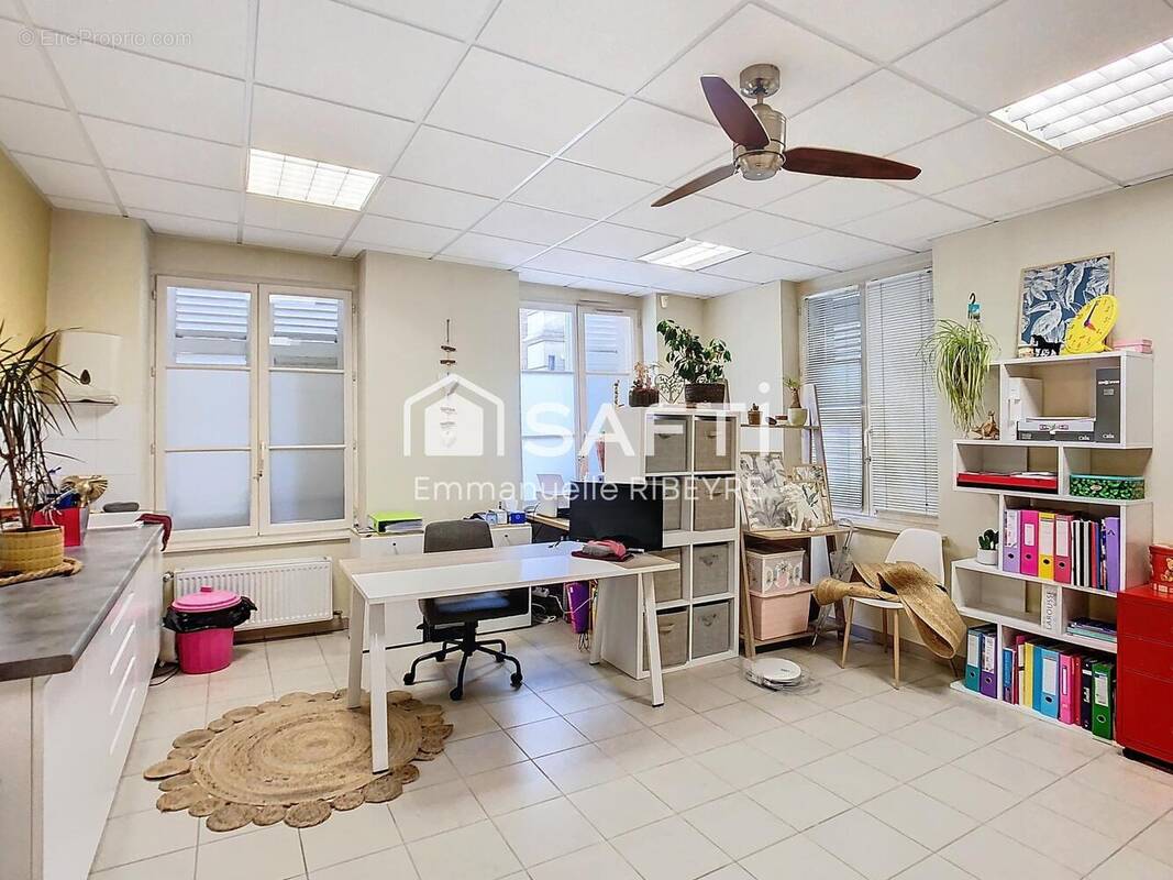 Photo 1 - Commerce à NOYON