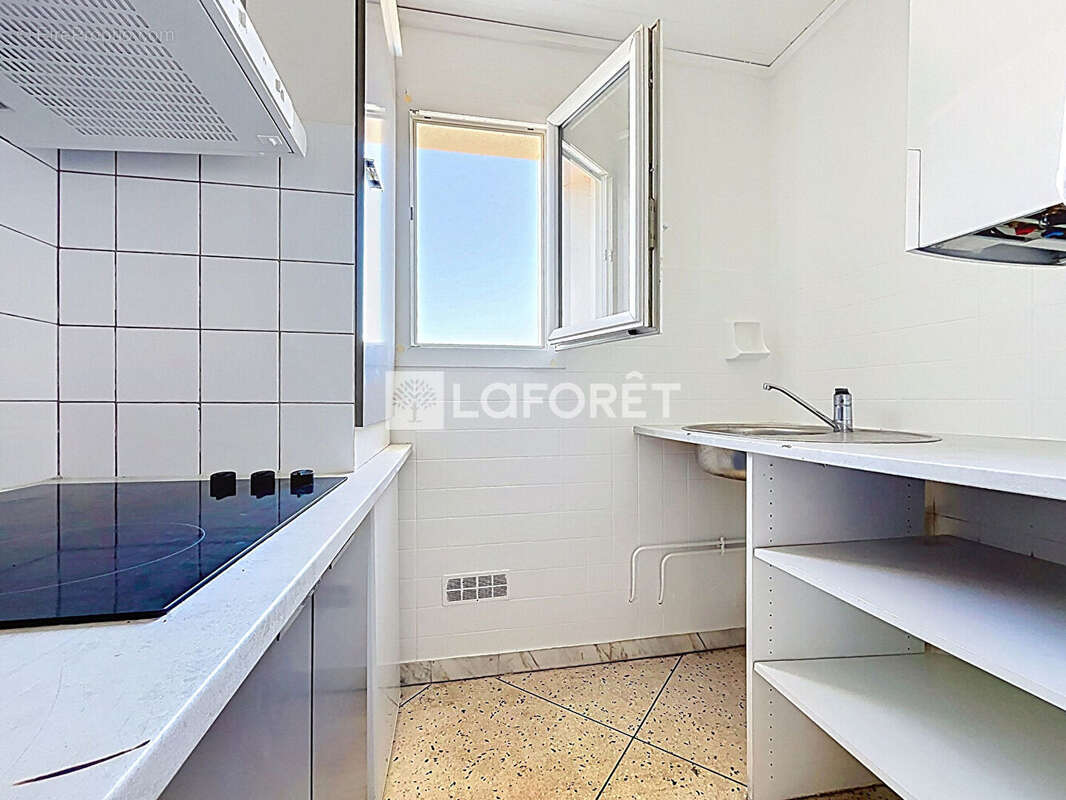 Studio 30 m² avec balcon, parking et cellier - Quartier Estanove - photo 5