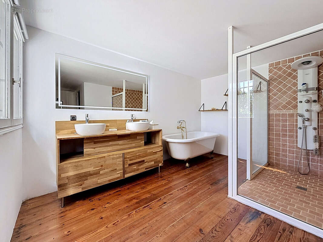 Maison 250 m² à Saint-Paul-En-Foret  - photo 9