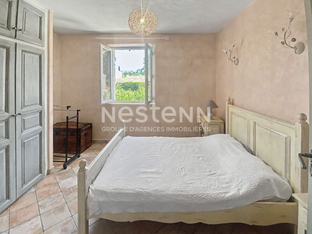 Maison récente de 147 m² avec 3 chambres, garage de 67 m² et terrain de 1 600 m² à Saint-Rémy-de-Provence - photo 4