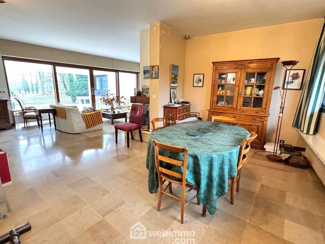et sur une salle à manger - Maison à LE COUDRAY-MONTCEAUX