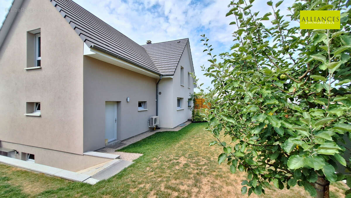 Maison récente de 124 m2   Prestations soignées dans un village très recherché - photo 4