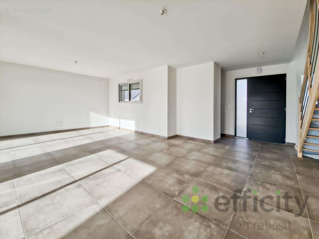 Maison à NEUVILLE-SUR-SARTHE