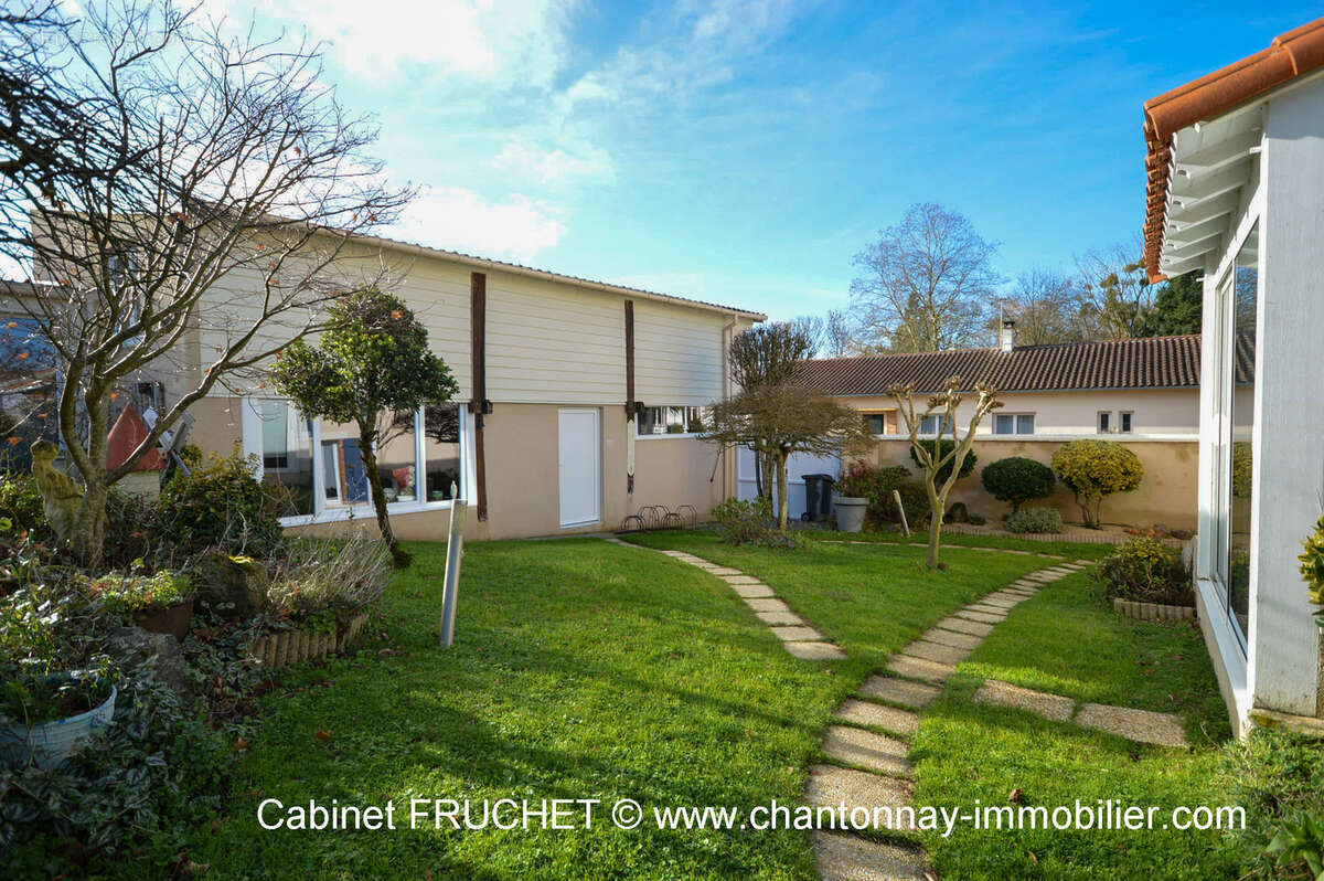 CHANTONNAY - Jolie maison en centre ville - photo 3